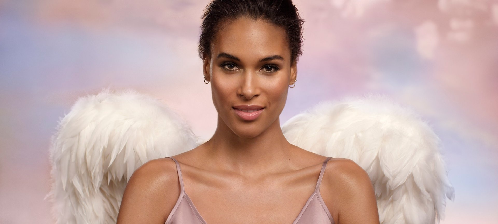 Junge Frau mit Engelsflügeln